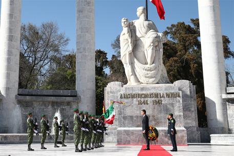 31/01/2019. Pedro Sánchez visita México. El presidente del Gobierno, Pedro Sánchez, participa en la Ofrenda Floral en el Monumento a los Niños Héroes.